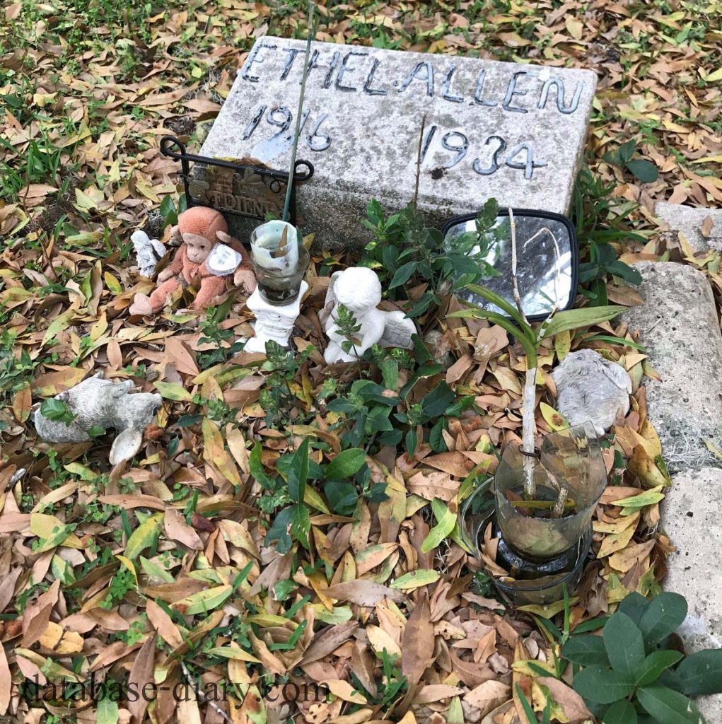 Georgiana Cemetery  Merritt Island, Florida สุสานเก่าแก่ที่เชื่อกันว่าเป็นผีสิงแห่งนี้ ประดับประดาอย่างสวยงามด้วยตะไคร่น้ำสเปนที่ห้อยลงมา