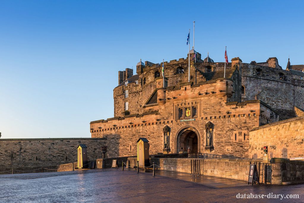 Edinburgh Castle ปราสาทเอดินบะระเป็นหนึ่งในสถานที่ที่มีผีสิงมากที่สุดในสกอตแลนด์ และเอดินบะระเองก็ได้รับการขนานนามว่าเป็นเมืองที่มีผีสิงมาก