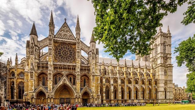 Westminster Abbey โบสถ์ในลอนดอน ด้วยผู้คนกว่า 3,000 คนและพระมหากษัตริย์ 17 องค์ถูกฝังอยู่ในบริเวณนี้ ฮาร์ดลีย์จึงน่าแปลกใจ