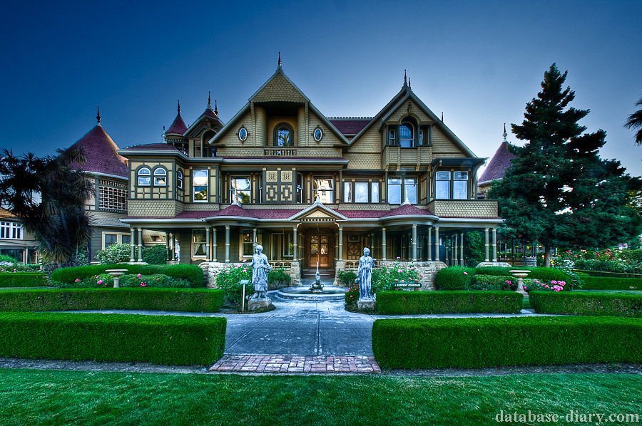 Winchester Mystery House บ้านลึกลับของวินเชสเตอร์ในซานโฮเซ่แคลิฟอร์เนียเป็นที่อยู่อาศัยส่วนตัวของซาราห์ วินเชสเตอร์ ภรรยาม่ายของวิลเลียม