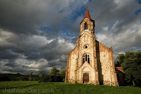 Kostel Svatého Jiří Ghost Church ปัจจุบันมีผีที่น่าขนลุก 30 ตัวอาศัยอยู่ในโบสถ์สมัยศตวรรษที่ 14 ที่ทรุดโทรมแห่งนี้ โบสถ์เซนต์จอร์จ ในเมือง