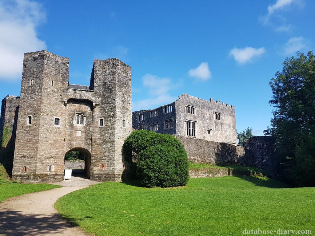 เรื่องเล่าสุดหลอน Berry Pomeroy Castle ตั้งอยู่ในพื้นที่ห่างไกลของ Devon ใกล้กับหมู่บ้าน Berry Pomeroy เป็นที่รู้จักในนาม White Lady