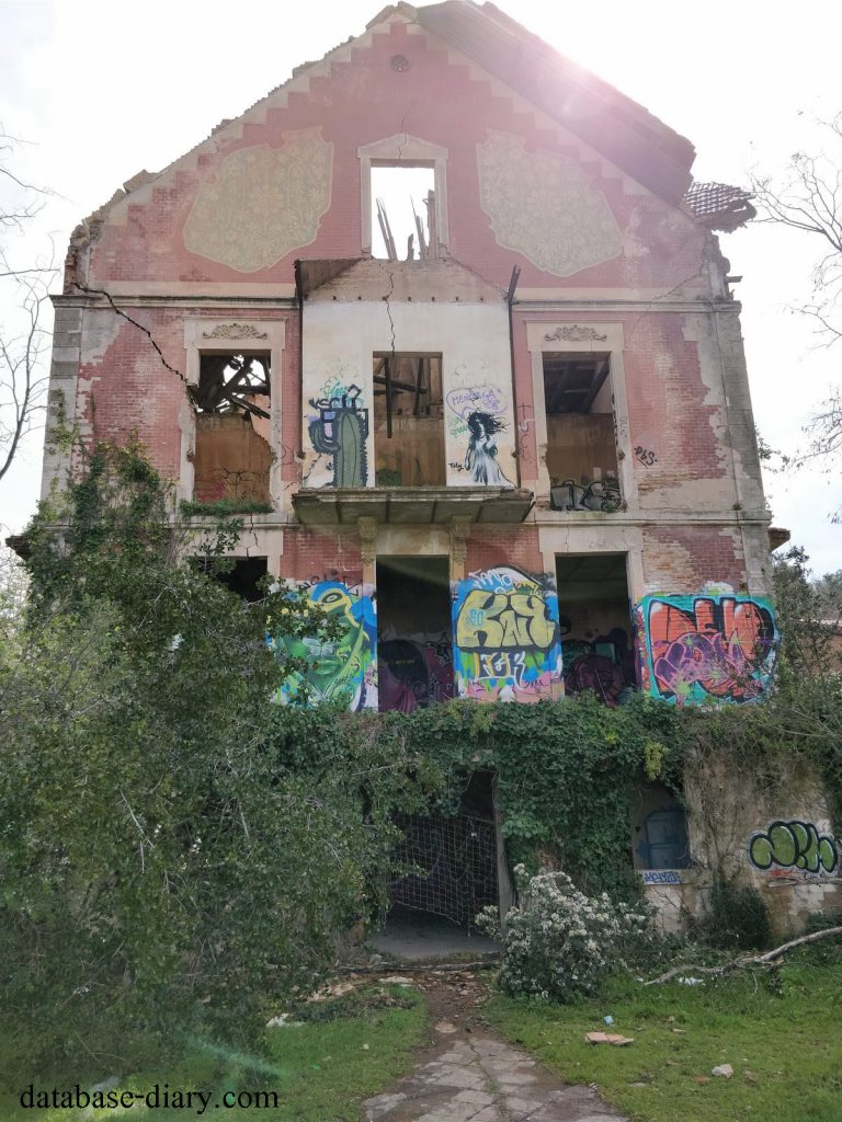 Casino de la Rabassada โรงแรมหรูที่ครั้งหนึ่งเคยถูกทิ้งร้างอย่างน่าขนลุกในชนบทของคาตาลันนอกเมือง บาร์เซโลนา