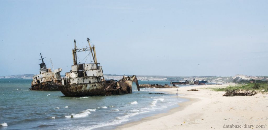 Cemitério de Navios สุสานเรือ เรือที่ถูกทิ้งร้างไปตามชายหาดที่รกร้างให้ความรู้สึกเหมือนเป็นฉากหนังระทึกขวัญหลังวันสิ้นโลก ขับรถไป