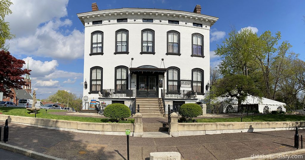 The Haunted Lemp Mansion in St. Louis คฤหาสน์เลมป์ใน เซนต์หลุยส์รัฐ มิสซูรี กล่าวว่าเป็นหนึ่งในสิบสถานที่ที่มีผีสิงมาก