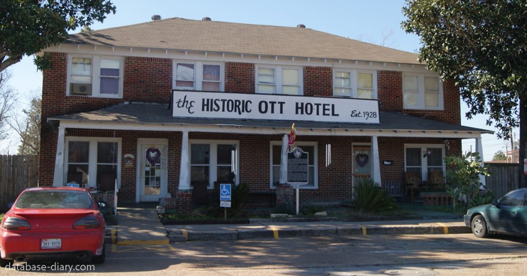 Ghosts of the Ott Hotel อันเก่าแก่เปิดในปี 1928 ไม่ได้เป็นเพียง  สถานที่ทางประวัติศาสตร์ของ เท็กซัส ที่กำหนด  เท่านั้น แต่ยังถูก