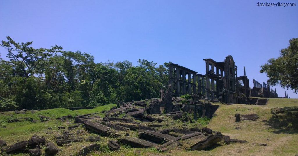 Corregidor Island เกาะคอร์เรจิดอร์ ซากปรักหักพังบนเกาะเขตร้อนที่รกร้างในฟิลิปปินส์มีรอยแผลเป็นจากสงครามโลกครั้งที่สอง ตั้งอยู่ที่ทางเข้า