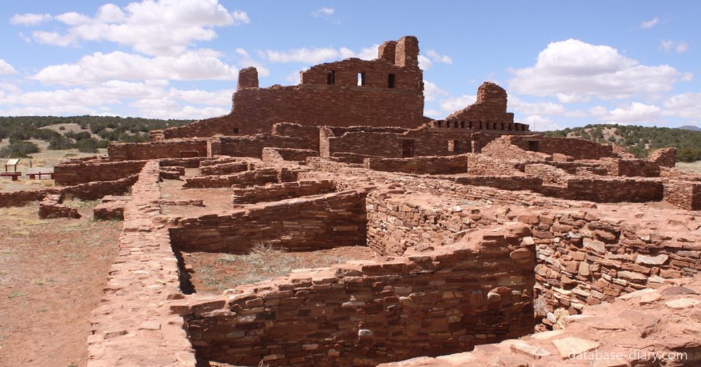 Abó Ghost Town Pueblo Ruins หุบเขาซาลีนาสในนิวเม็กซิโก ในปัจจุบัน ถูกยึดครองตั้งแต่ช่วงต้นศตวรรษที่ 10 โดยMogollonจากนั้น