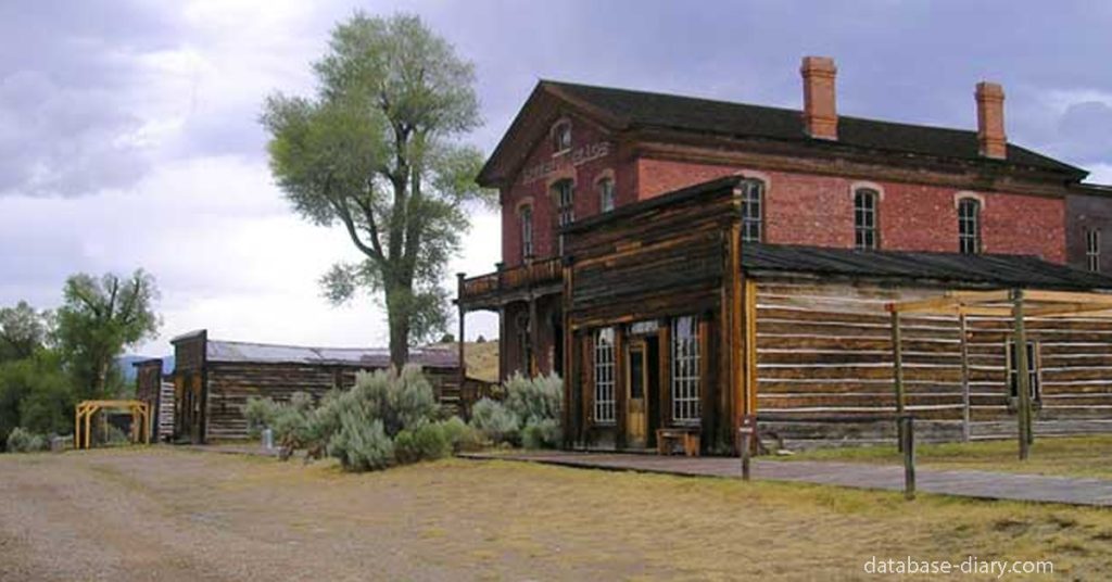 Ghost Town Ghosts in Bannack Montanaเกิดในปี 1862 เมื่อมีการพบทองคำที่ Grasshopper Creek เช่นเดียวกับการตื่นทองอื่น ๆ