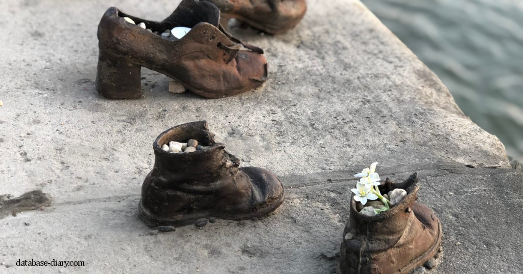 Shoes on the Danube Promenade บูดาเปสต์, ฮังการี ร่องรอยของรองเท้าเหล็กตั้งตระหง่านเป็นอนุสาวรีย์ของผู้ถูกประหารชีวิตนับพัน