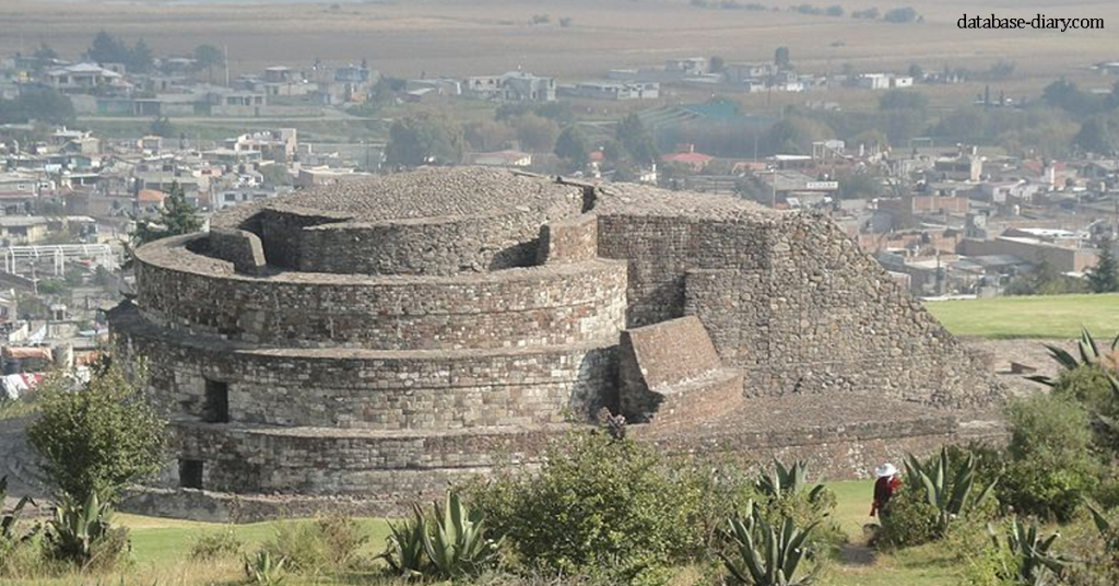 Calixtlahuaca กาลิซตลาฮัวกา เม็กซิโก ซากปรักหักพังที่โดดเด่นและมีนักท่องเที่ยวน้อยของเมืองโบราณที่ถูกทำลายและสร้างใหม่โดยชาวแอซเท็ก