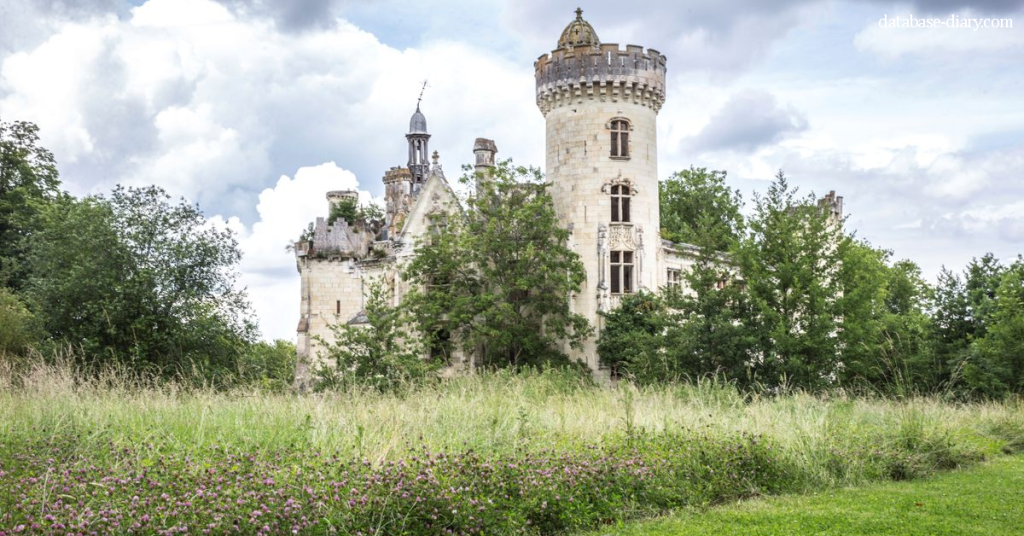 Château de la Mothe-Chandeniers ประเทศฝรั่งเศส แคมเปญระดมทุนในปี 2560 ช่วยปราสาทประวัติศาสตร์แห่งนี้ไม่ให้ถูกทำลาย