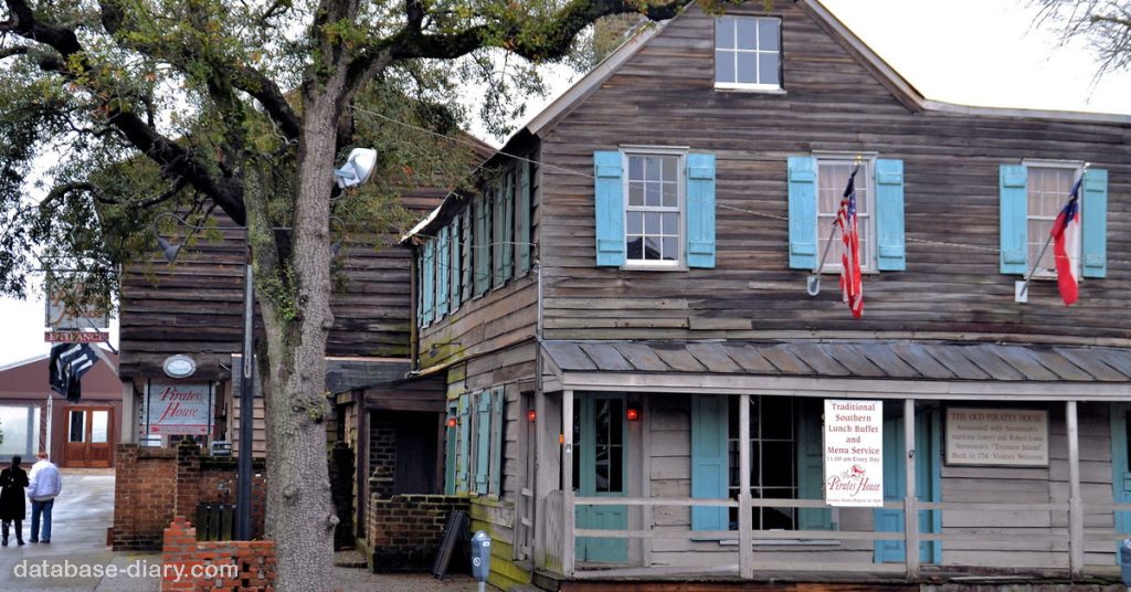 THE PIRATES' HOUSE บ้านของโจรสลัด เป็นที่รู้จักในฐานะหนึ่งในอาคารที่เก่าแก่ที่สุดใน Savannah มีอายุ 250 ปีและเป็นหนึ่งในสถานที่รับ