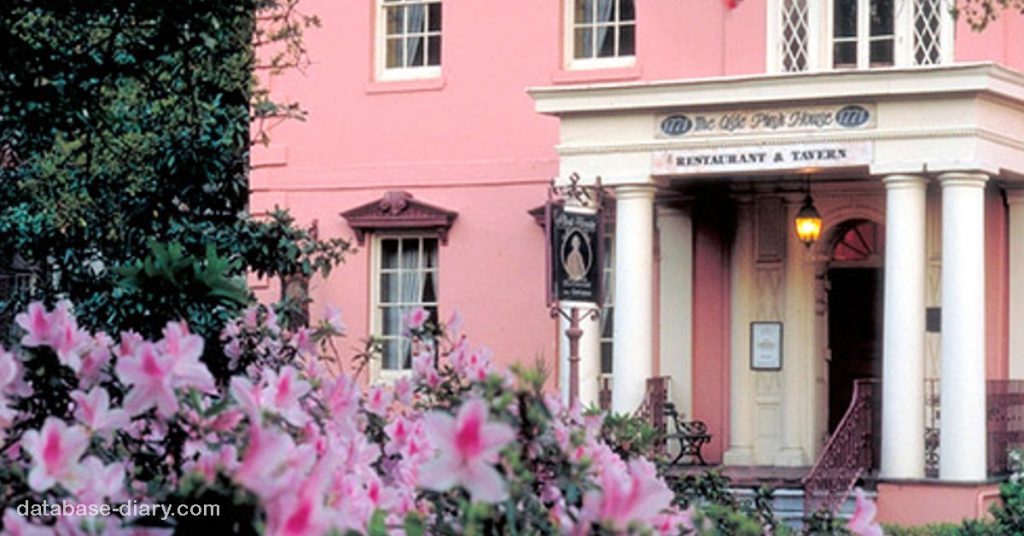 THE OLDE PINK HOUSE บ้านเก่าสีชมพู ปัจจุบัน Olde Pink House เป็นหนึ่งในร้านเหล้าหลายแห่งใน Savannah แต่เป็นเวลากว่าสามร้อยปี