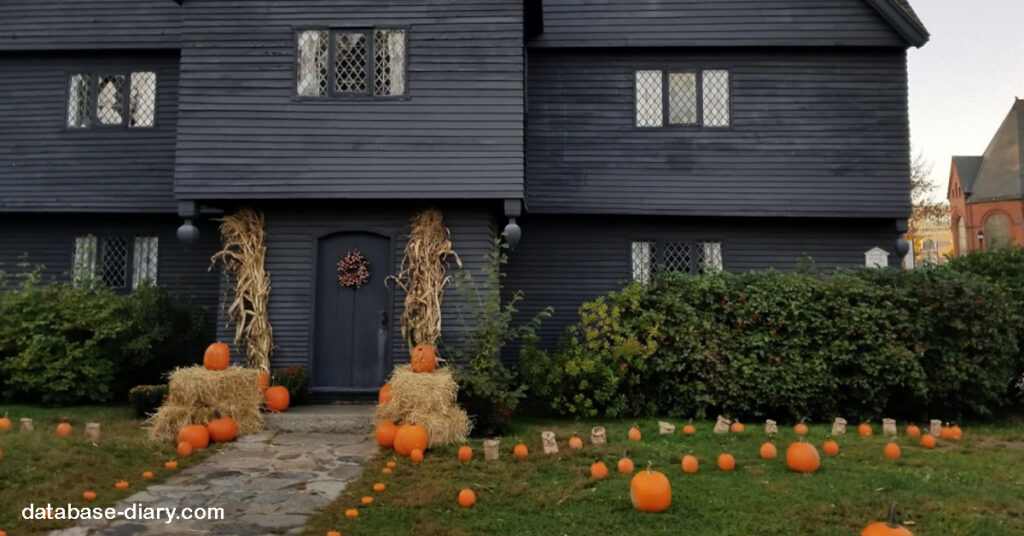 The Salem Witch House บ้านแม่มดซาเล็ม ห่างจากบอสตันไปทางเหนือเพียง 15 ไมล์ มีโครงสร้างอายุสี่ร้อยปีซึ่งดูลางสังหรณ์พอๆ 