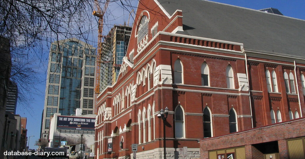 Ryman Auditorium ผีในหอประชุมแนชวิลล์ รัฐเทนเนสซี โบสถ์แห่งดนตรีคันทรี่ ได้เห็นการมีส่วนร่วมอย่างยุติธรรม เดิมทีสร้างขึ้นเพื่อเป็นศาสนสถาน