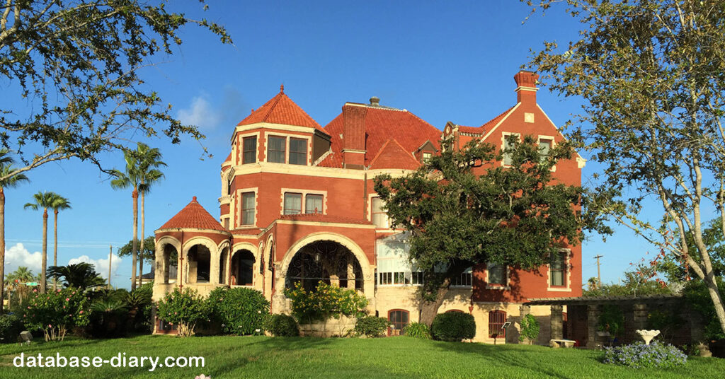 Moody Mansion คฤหาสน์มูดดี้ สร้างขึ้นในปี 1895 สำหรับนาร์ซิสซา วิลลิส เดิมทีคือวิลลิสแมนชั่น นาร์ซิสซาต้องการบ้านเร็ว