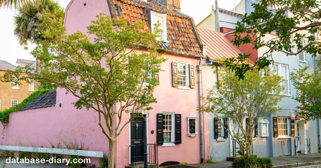 Pink House in Charleston บ้านผีสิงสีชมพูในชาร์ลสตัน ประวัติบ้านสีชมพูของชาร์ลสตัน ในตอนแรก Chalmers Street เป็นเพียงโคลน