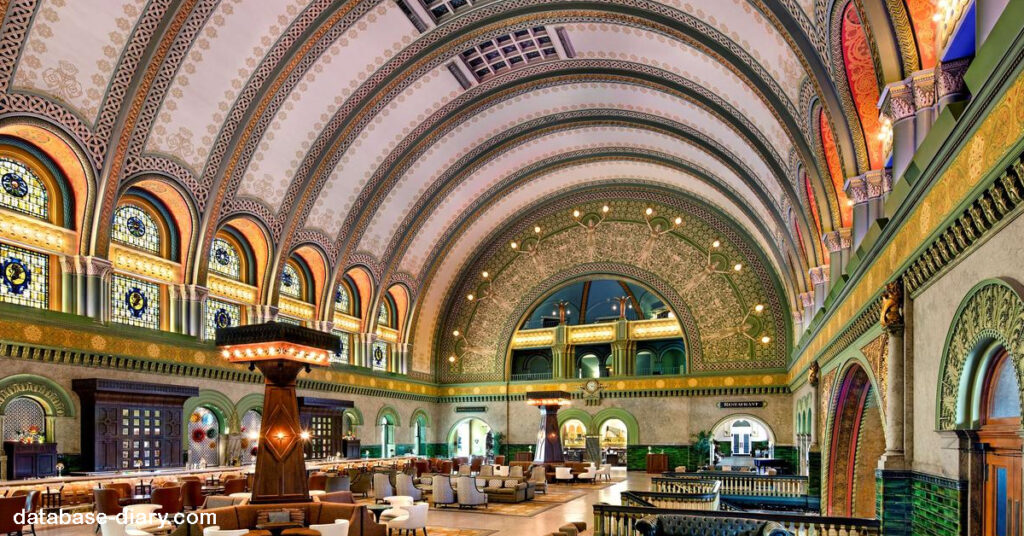 Union Station Hotel ของแนชวิลล์สร้างขึ้นในปี 1900 เป็นสถานีรถไฟสไตล์โกธิค โครงสร้างนี้ออกแบบโดยริชาร์ด มงต์ฟอร์ด และมีรางรถไฟ