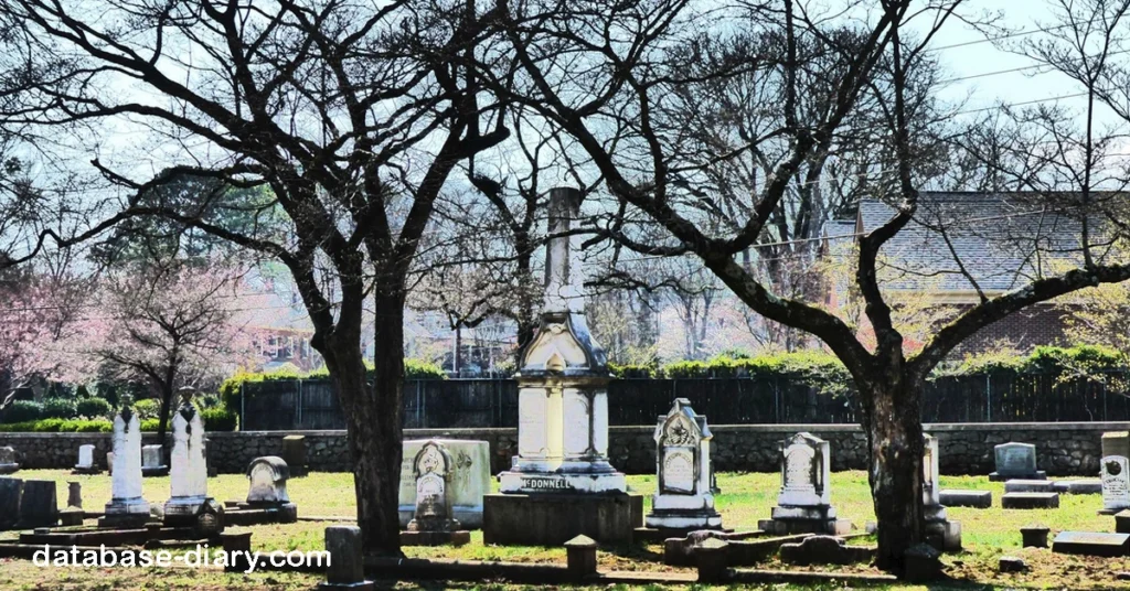 Maple Hill Cemetery สุสานเมเปิ้ลฮิลล์ นั้นเป็นสุสานที่ตั้งอยู่ที่ฮันต์สวิล, รัฐอะลาบามาในสหรัฐอเมริกา นับเป็นหนึ่งในสุสานที่มีประวัติศาสตร์